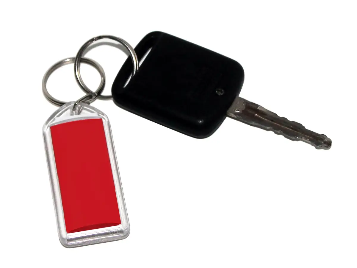 Autosleutel met een rode sleutelhanger