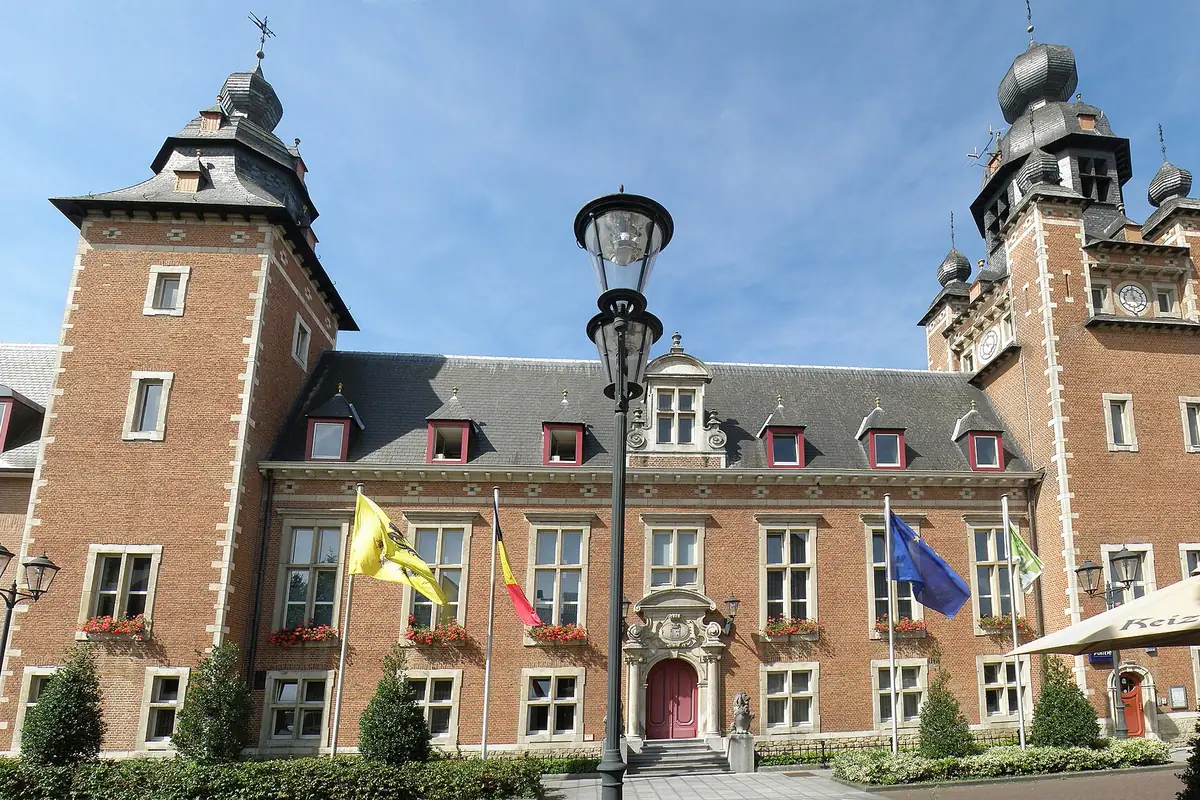 Het gemeentehuis van Duffel, een bakstenen gebouw met twee torens