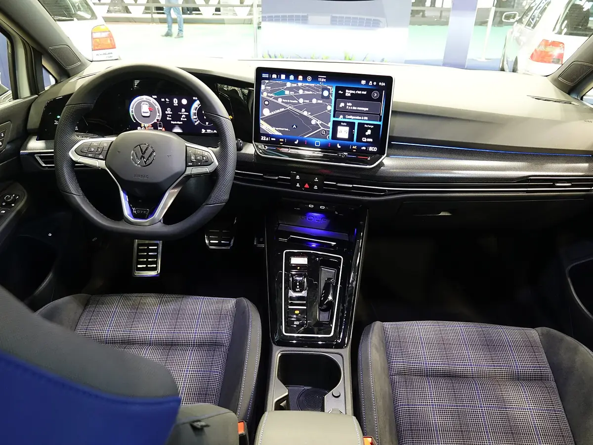 Interieur van een Volkswagen Golf met stuur, schermen en voorstoelen