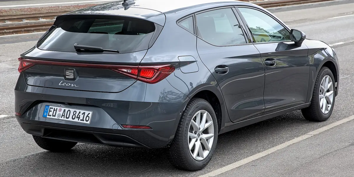 Een grijze Seat Leon van achteren gezien