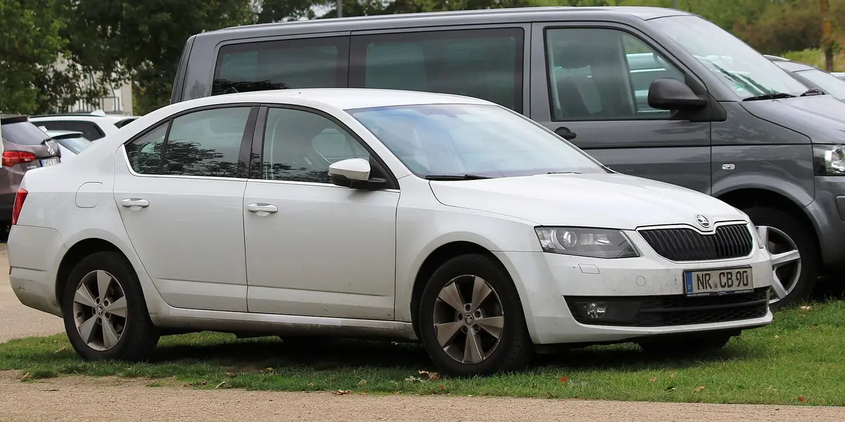 Een witte Skoda Octavia op een parking