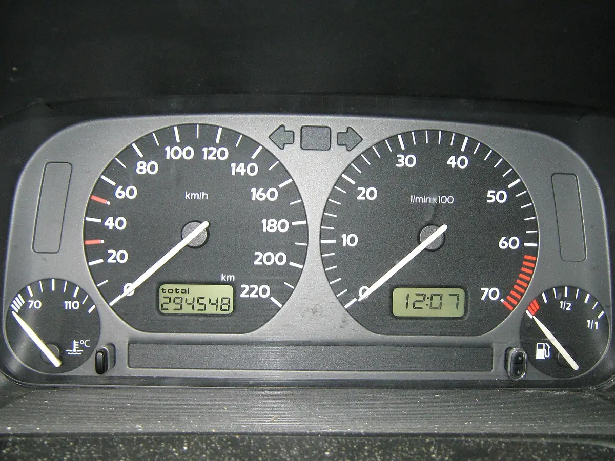 Dashboard van een Volkswagen Vento met snelheidsmeter, toerenteller en kilometerteller