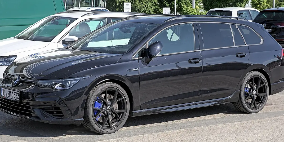 Een zwarte Volkswagen Golf Variant op een parking